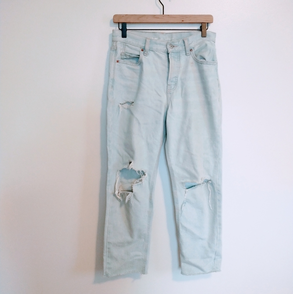 Old Navy slouchy straight high rise light wash button fly jeans. Has a couple of